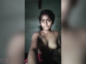Indian housewife flaunts her big boobs in homemade video