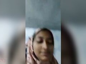 Nude MMS video of a Muslim Desi bhabhi revealing her big ass