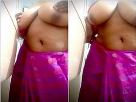 Mallu Bhabhi flaunts her huge breasts in an exclusive video