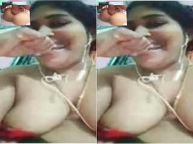 Amateur Indian bhabhi flaunts her big boobs in exclusive video