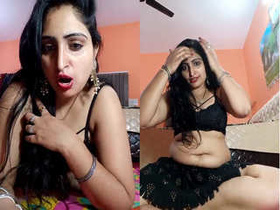Exclusive video of Indian amateur bhabhi flaunting her big ass