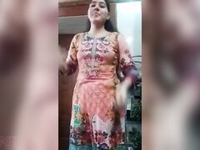 Pakistani girl's nude MMS showcases her stunning curves in a solo clip
