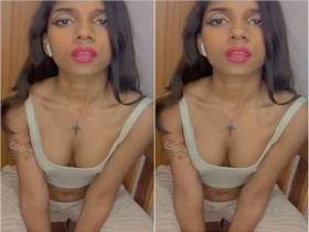 Exclusive video of an Indian girl getting naughty