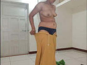 Desi bhabi's bathing video in HD