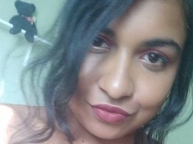 Indian babe Stan shares nude selfie in sexy video