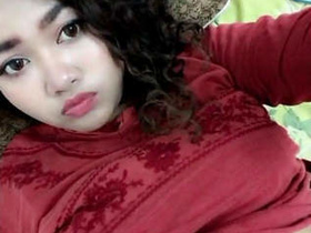 Indian girl flaunts her breasts in explicit video