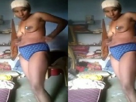 Tamil aunts flaunt their assets in nude chess video