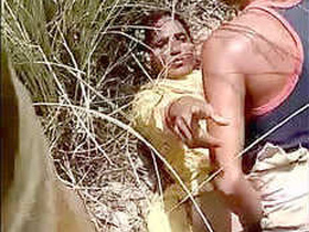 Outdoor sex with a bhabi and her client