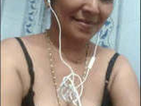 Desi bhabhi's nude selfie video in HD