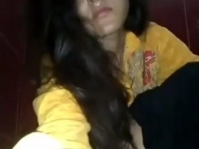 Paki beauty shows off her sexy curves