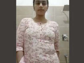 Desi girl pleasures herself in the bath with her fingers