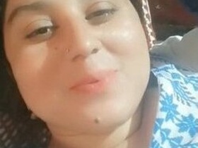 Pakistani bhabhi flaunts her breasts in steamy video