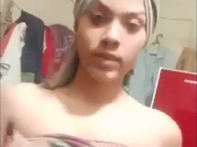 Desi girl goes nude for a sensual show