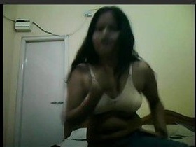 Indian girlfriend flaunts her perky breasts