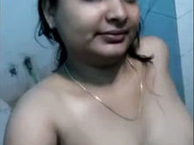 Cute Desi bhabhi shows her face and body in the nude