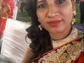 Explore the naked body of a Desi bhabi in this sexy video