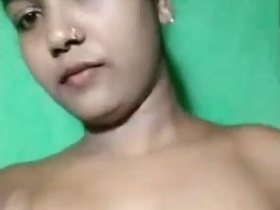 Desi bhabi flaunts her nice boobs in a sexy video