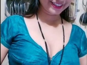 Cute bhabhi reveals her cleavage and blouse-free neckline