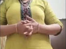 Mallu aunty's latest video is a must-watch for all guys
