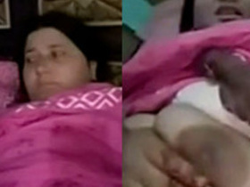 Pakistani aunty Fozia flaunts her big breasts