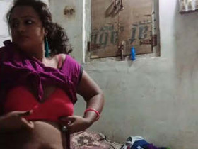 Desi bhabhi's pussy gets fucked by a customer in MMS video
