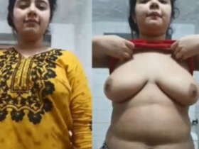 Cute Indian girl bares her naked body in seductive display