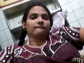 Hot Desi wife Maya flaunts her face in a steamy video