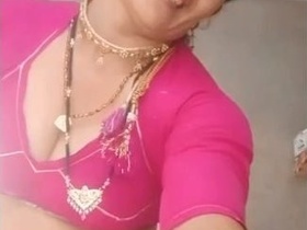Aunty from India flaunts her naked body in selfies