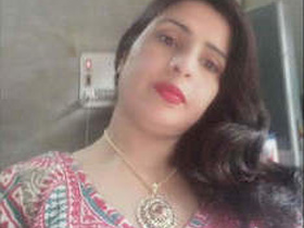 Mature Desi aunty gets fucked in video