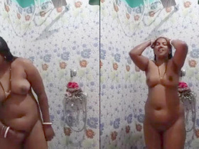 Desi aunt in the bathroom, completely naked in a hot video