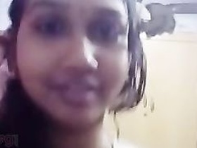 Chubby girl bares it all in seductive nude MMS video