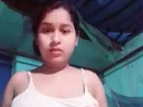 Indian beauty indulges in solo masturbation with fingers