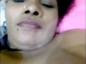 Desi bhabi flaunts her nice boobs in a sexy video