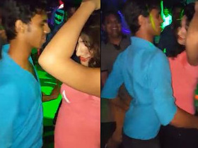 Desi girl gets dirty with boys in Gurgaon club