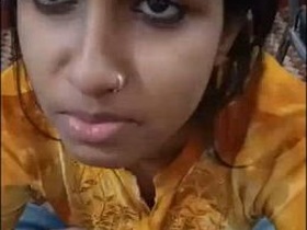 Cute Indian girlfriend gives a blowjob in HD