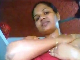Kerala aunt starts a sexy solo video