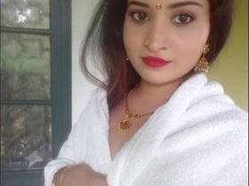 Desi bhabhi with nice boobs teases in solo video