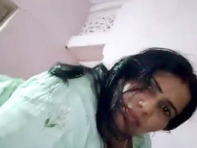 Indian village bhabhi gets naughty while riding