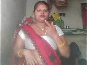 Sexy desi babe flaunts her smooth shaved pussy