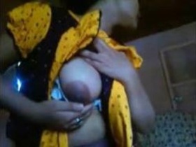 Desi cousin shows off her hot tits in MMS scandal