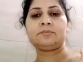 Aunty with a beautiful pussy gets naughty in this video