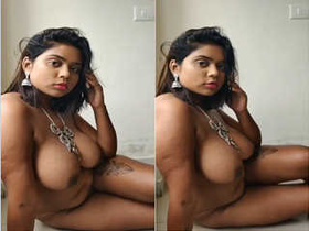 Amateur Indian model bares her big boobs in exclusive video