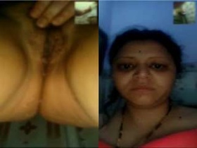 Indian amateur Anu Bhabhi flaunts her naked body and gives a blowjob