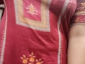 Indian babe pleasures herself in the bathroom