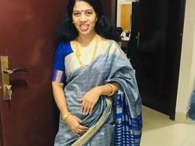 Aunty in nude, flaunts her desi body