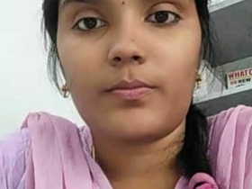 Tamil girl shows off her sexy body in MMS video