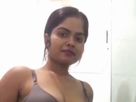 Nude Indian girl sends MMS of her beautiful figure and naked face