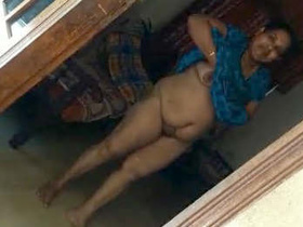 Mallu aunty flaunts her big boobs and pussy in a steamy video