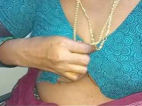 Tamil aunty flaunts her curves and exposes her pussy