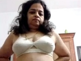 Desi auntie from Kerala indulges in solo play